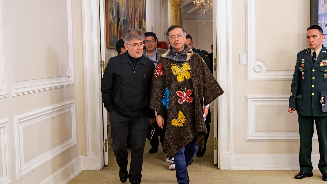 La ruana bordada con mariposas del presidente Gustavo Petro fue confeccionada por siete artesanos del valle de Sugamuxi durante 15 días.