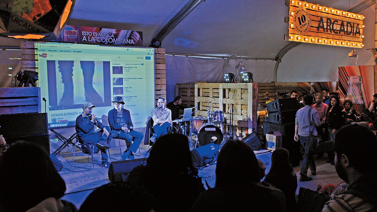 Eduardo Arias (centro) y Álvaro "el Profe" González (izquierda) conversaron con Juan David Correa, en la Carpa Arcadia Suena, en la FILBO.