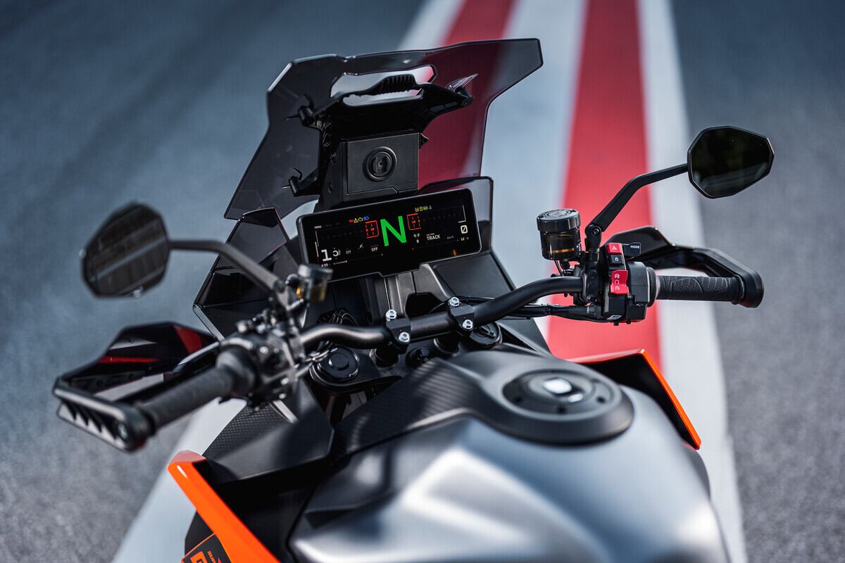 KTM ha marcado un hito en la tecnología de motocicletas con el lanzamiento de su nueva arquitectura electrónica, que integra tableros de instrumentos táctiles y una unidad de conectividad de última generación.