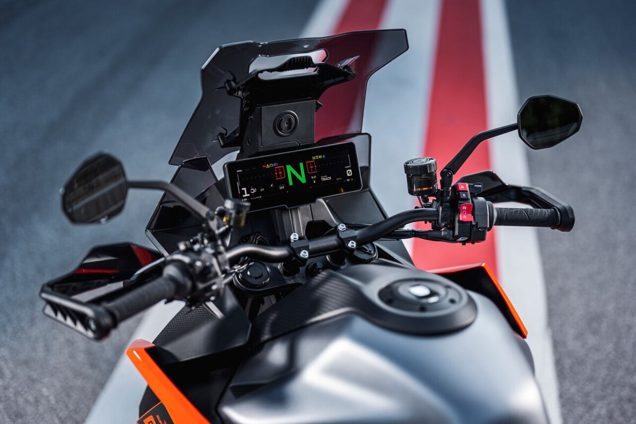 KTM ha marcado un hito en la tecnología de motocicletas con el lanzamiento de su nueva arquitectura electrónica, que integra tableros de instrumentos táctiles y una unidad de conectividad de última generación.