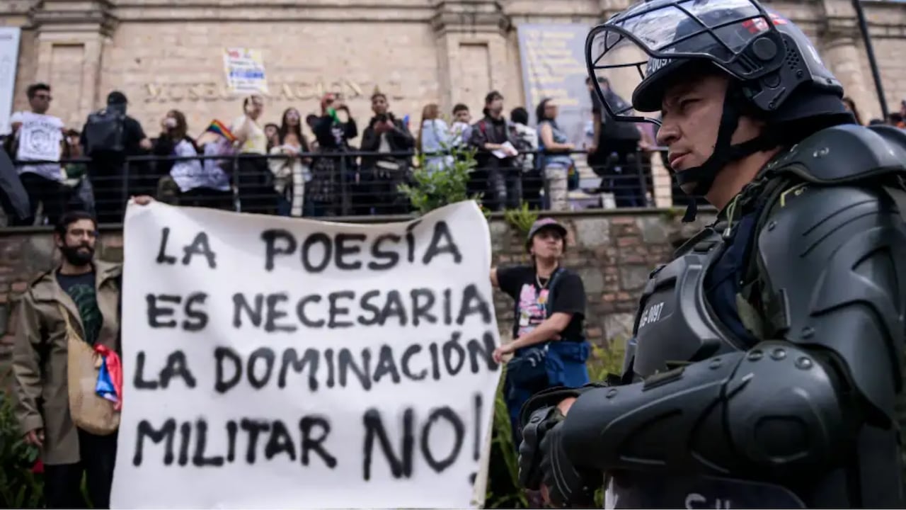 El retiro de piezas y obras de Museo Nacional, en Bogotá, motivaron una serie de protestas.