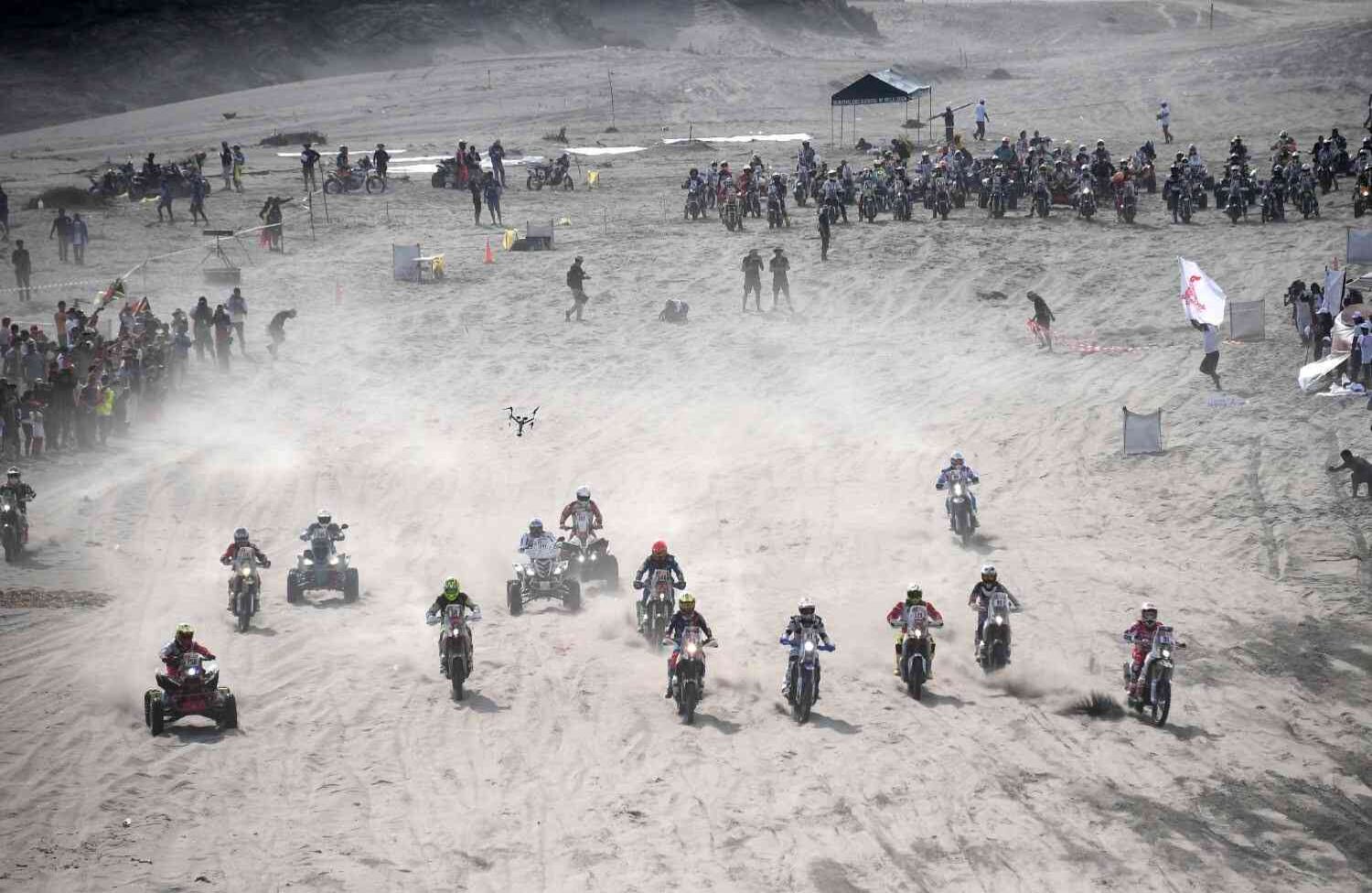 Los conductores compiten durante la Etapa 4 del Rally Dakar 2018 en San Juan de Marcona, Perú, y alrededores, el 9 de enero de 2018. / AFP PHOTO / FRANCK FIFE.