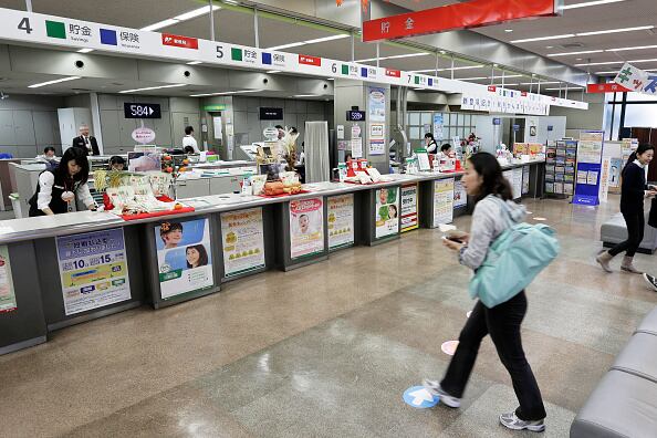 Los agentes han procedido a acordonar la zona en torno a la oficina, hasta donde se han desplazado varios vehículos policiales que bloquean las carreteras cercanas. El Departamento de Policía Metropolitana de Tokio ha enviado una unidad especializada en incidentes con rehenes y secuestros con rescate.