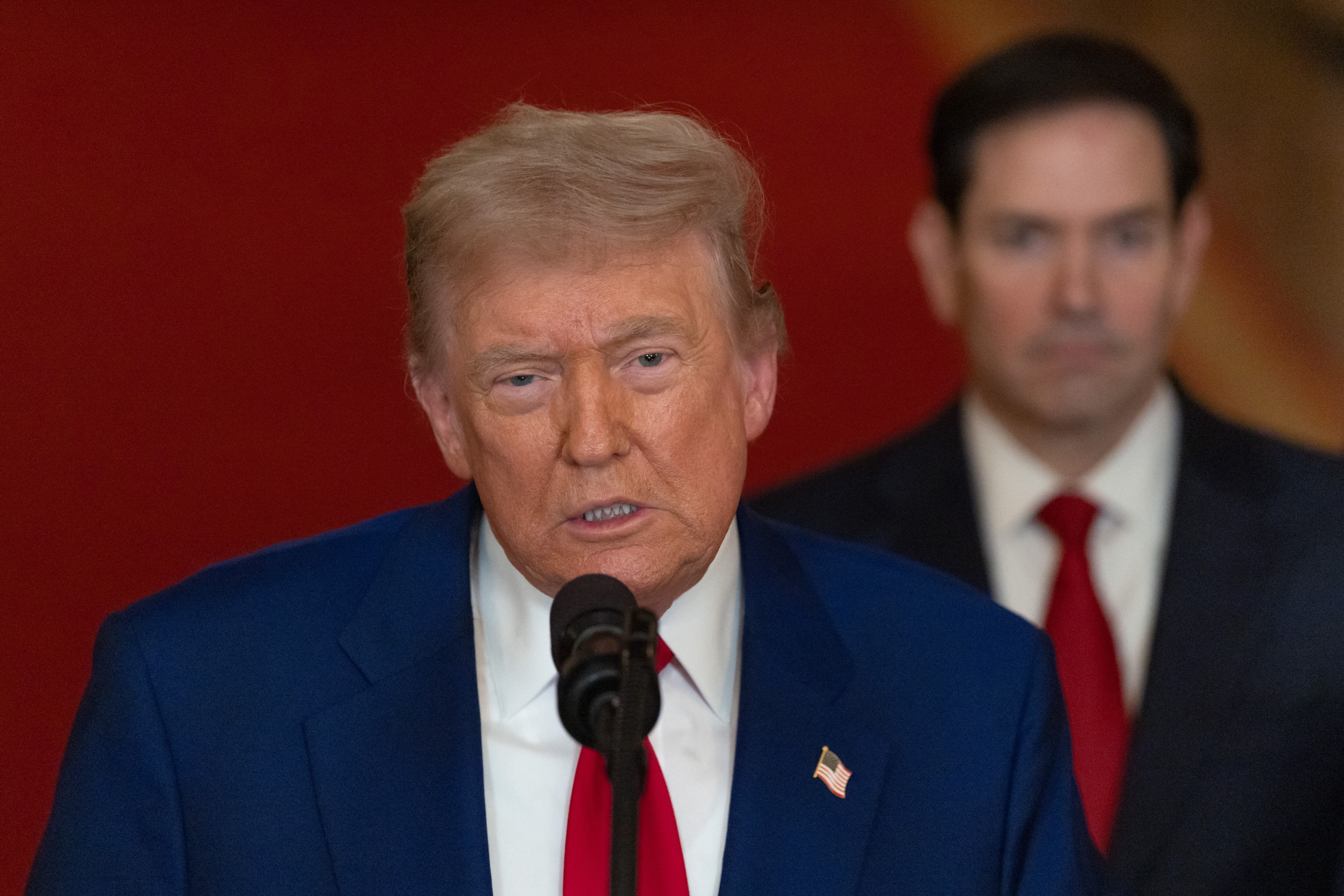 El presidente de Estados Unidos, Donald Trump, pronuncia un discurso a la nación acompañado por el vicepresidente J.D. Vance, el secretario de Estado Marco Rubio y el secretario de Defensa Pete Hegseth desde la Casa Blanca el 21 de junio de 2025 en Washington