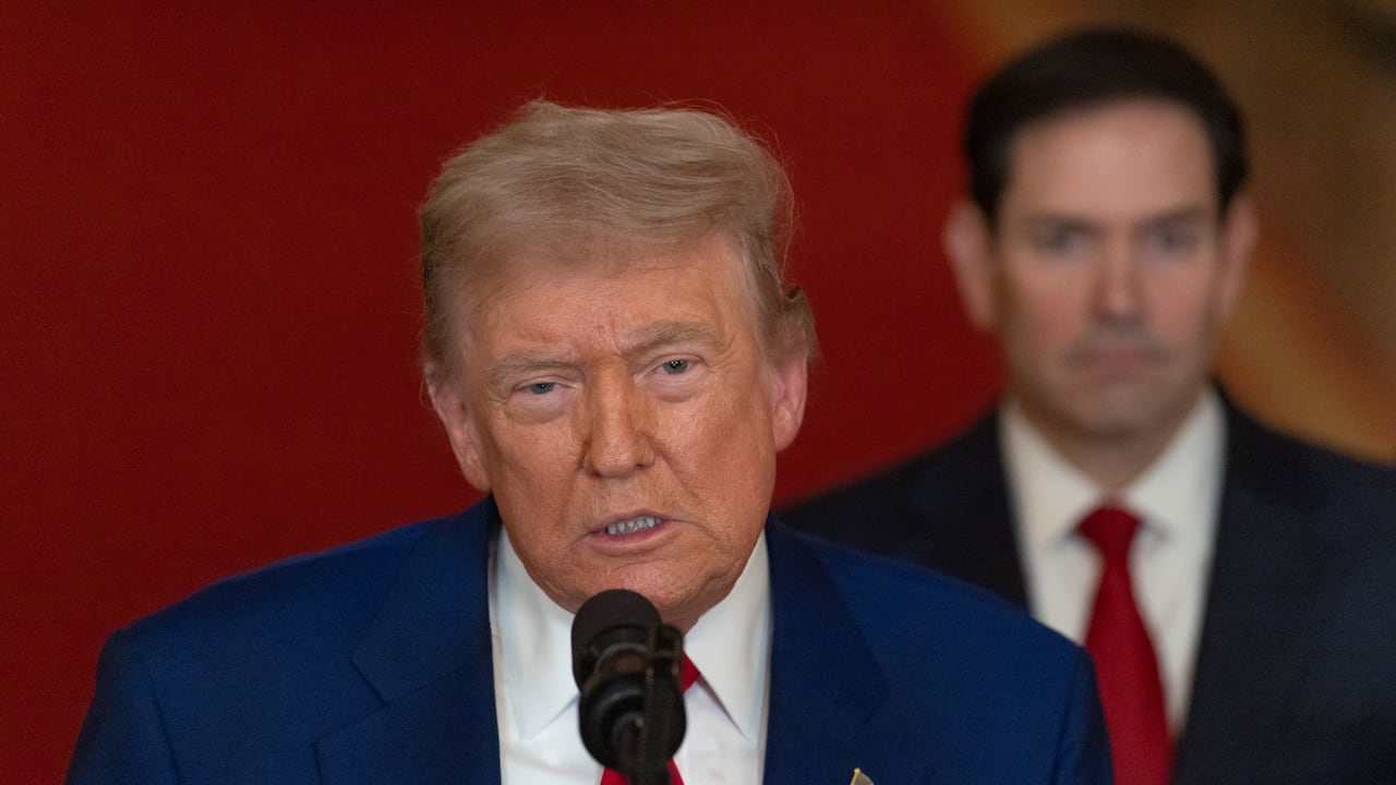 El presidente de Estados Unidos, Donald Trump, pronuncia un discurso a la nación acompañado por el vicepresidente J.D. Vance, el secretario de Estado Marco Rubio y el secretario de Defensa Pete Hegseth desde la Casa Blanca el 21 de junio de 2025 en Washington