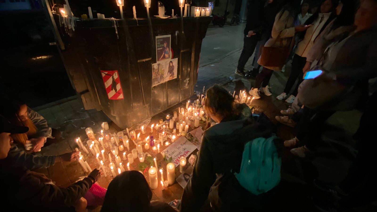 En la noche de este martes se llevó a cabo una velatón en memoria de la Valentina Trespalacios.