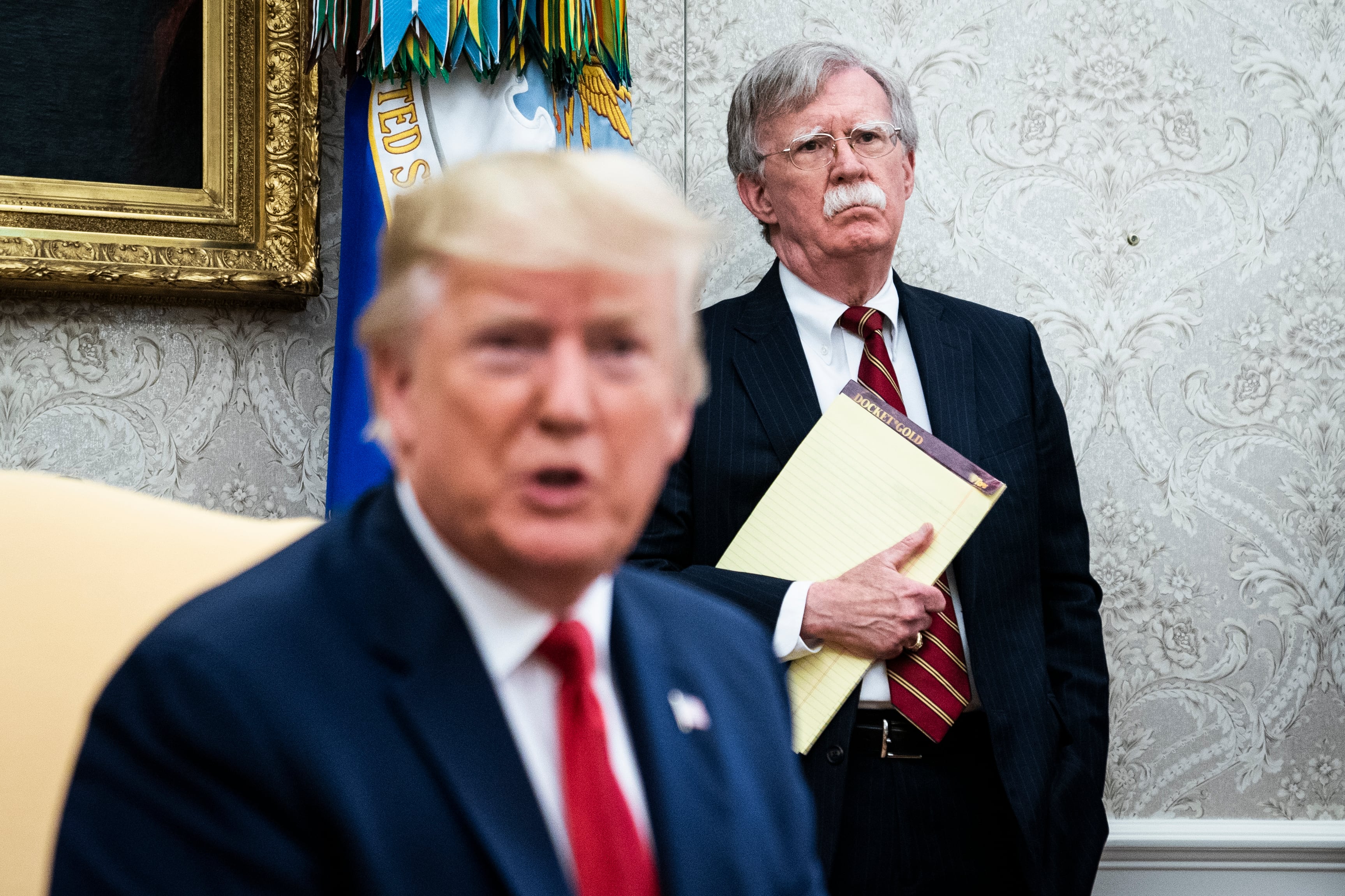 El asesor de Seguridad Nacional, John R. Bolton, escucha al presidente Donald J. Trump durante su reunión con el primer ministro de los Países Bajos, Mark Rutte, en el Despacho Oval de la Casa Blanca el jueves 18 de julio de 2019 en Washington, D.C.