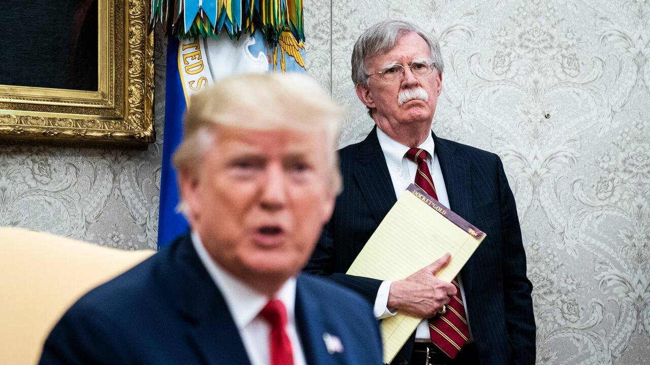 El asesor de Seguridad Nacional, John R. Bolton, escucha al presidente Donald J. Trump durante su reunión con el primer ministro de los Países Bajos, Mark Rutte, en el Despacho Oval de la Casa Blanca.