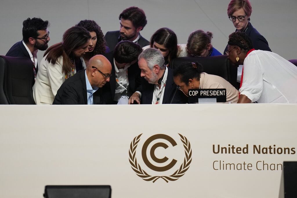 André Corrêa do Lago, presidente de la COP30 (centro), y Simon Stiell, responsable del clima de las Naciones Unidas (adelante a la izquierda), durante una sesión plenaria de la Cumbre del Clima de la ONU COP30.
