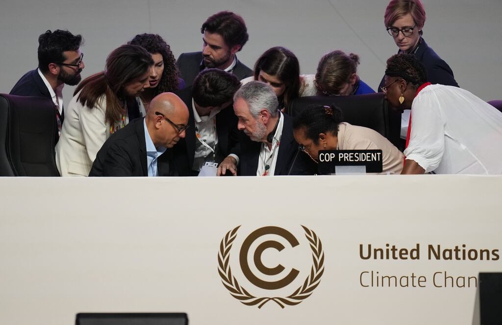 André Corrêa do Lago, presidente de la COP30 (centro), y Simon Stiell, responsable del clima de las Naciones Unidas (adelante a la izquierda), durante una sesión plenaria de la Cumbre del Clima de la ONU COP30.