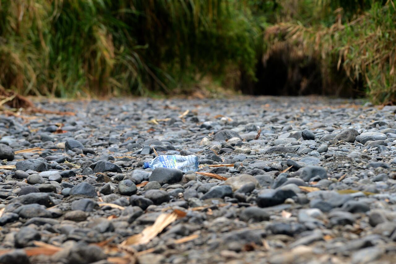 Los habitantes del municipio de Guacarí, están preocupados por la intensa ola de calor que azota el país por el fenómeno de El niño que seco el río Guabas en su paso por puente amarillo, dejando un panorama de polvo y piedras. foto José L Guzmán El País febrero 2-24