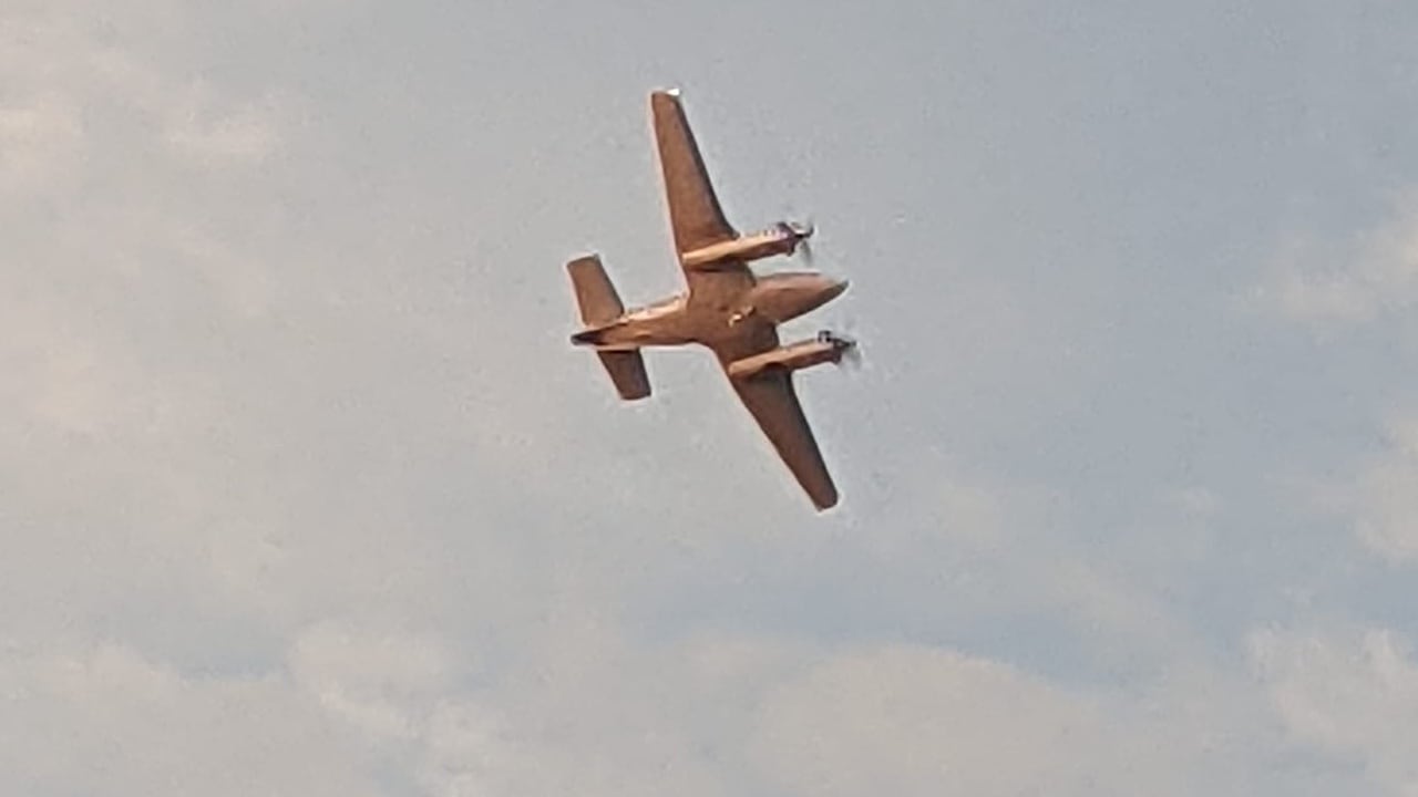 Esta es la avioneta que sobrevuela la población de Tupelo en Estados Unidos y que tiene en vilo los habitantes y autoridades del lugar