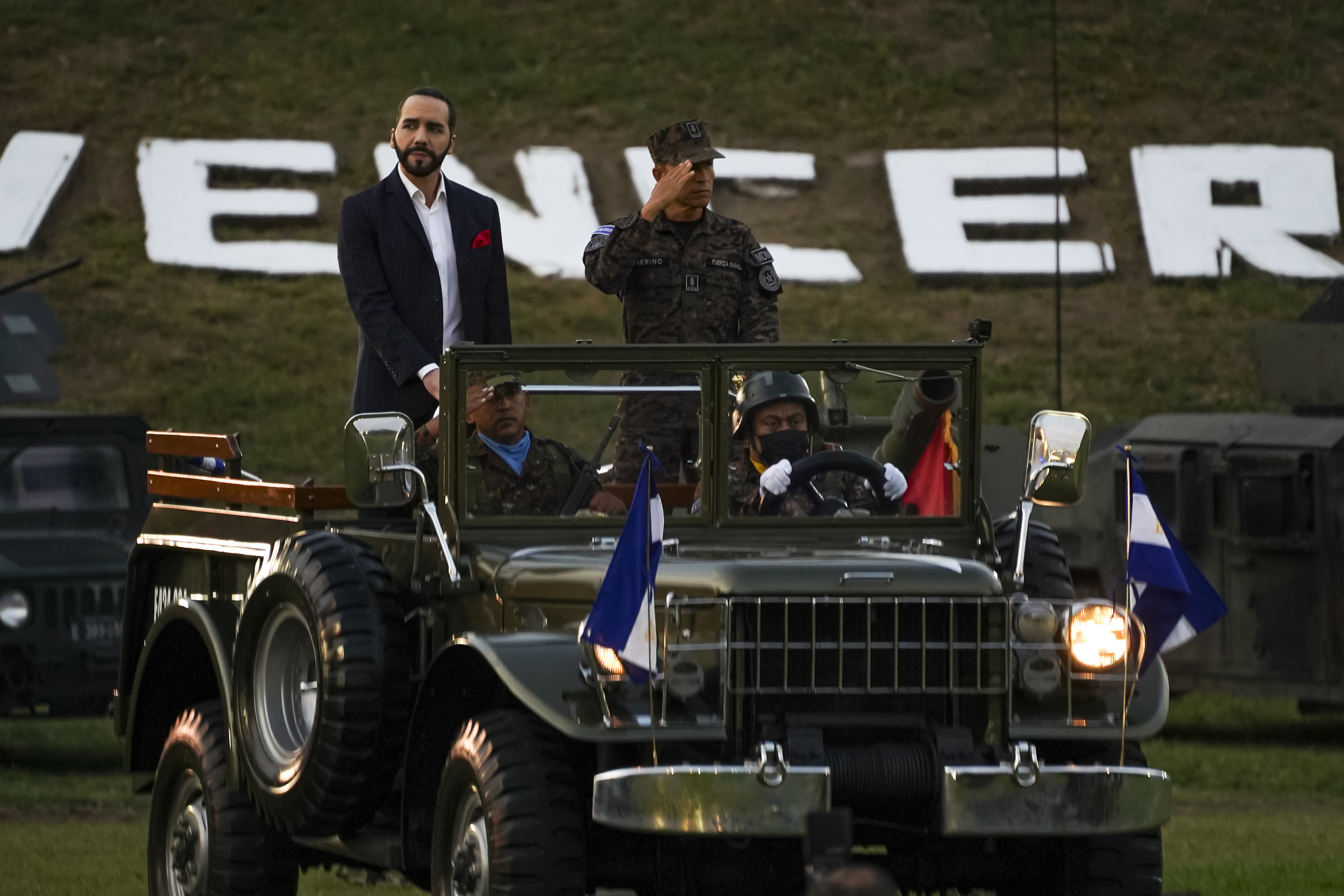 El presidente de El Salvador, Nayib Bukele, observa durante la incorporación de más de 1.400 nuevos soldados a las Fuerzas Armadas salvadoreñas el 4 de abril de 2022 en San Salvador, El Salvador.