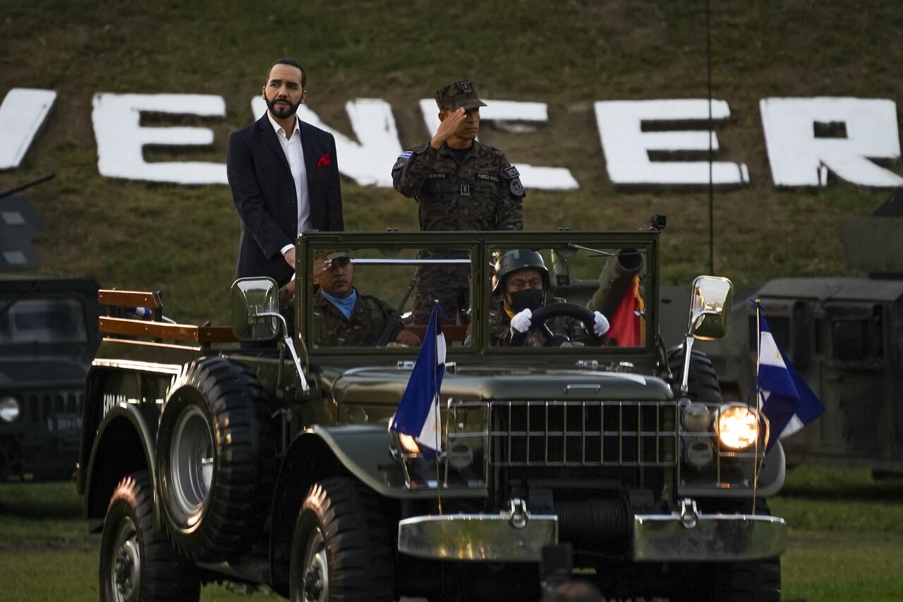 El presidente de El Salvador, Nayib Bukele, observa durante la incorporación de más de 1.400 nuevos soldados a las Fuerzas Armadas salvadoreñas el 4 de abril de 2022 en San Salvador, El Salvador.