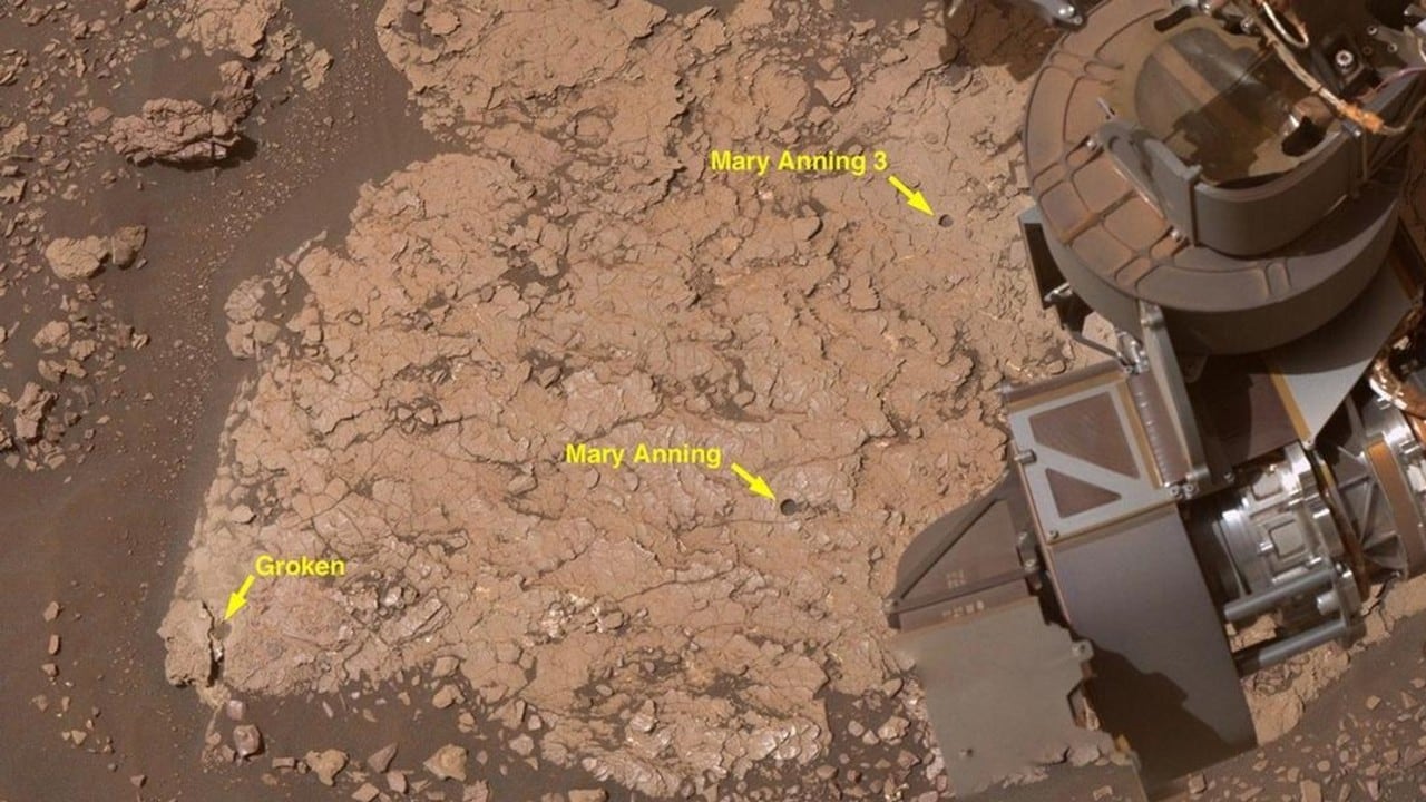 Los tres orificios perforados por el Curiosity en "Mary Anning", donde se obtuvieron las muestras con moléculas orgánicas inéditas.