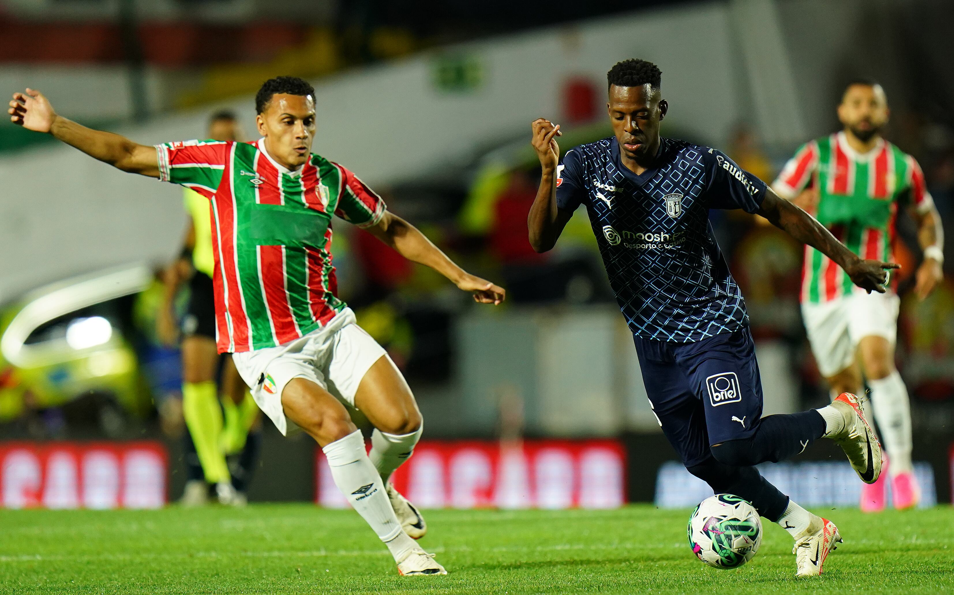 Cristian Borja de SC Braga con Leo Jaba de CF Estrela da Amadora en acción durante el partido Liga Portugal Betclic entre CF Estrela da Amadora y SC Braga en el Estadio José Gomes el 28 de septiembre de 2023 en Amadora, Portugal. (Foto de Gualter Fatia/Getty Images)