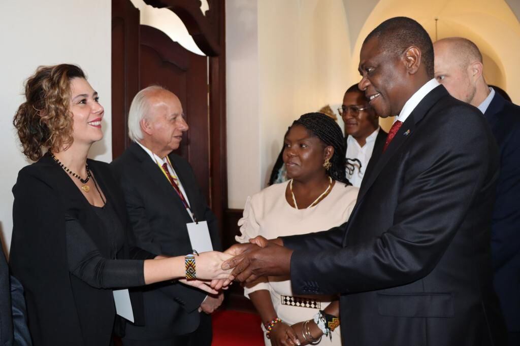 vicepresidenta Francia Márquez y Eleonora Betancur González, directora de la Agencia Presidencial de Cooperación de Colombia, celebran acuerdos en Sudáfrica.