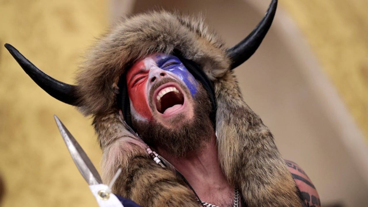 En fotos: él es ‘QAnon Shaman’ el líder pro-Trump que tómo junto a turba el Capitolio en Washington