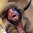 En fotos: él es ‘QAnon Shaman’ el líder pro-Trump que tómo junto a turba el Capitolio en Washington