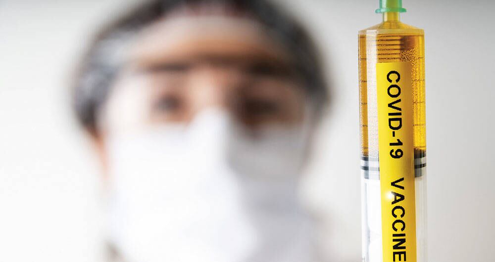 Existen muchos mitos alrededor de la vacuna contra el coronavirus y uno de ellos es que causa alzheimer. 