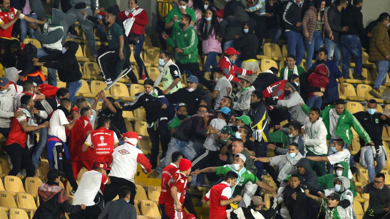 Enfrentamientos entre hinchas de Santa Fe y Atlético Nacional. (Foto: Daniel Garzón / AFP)