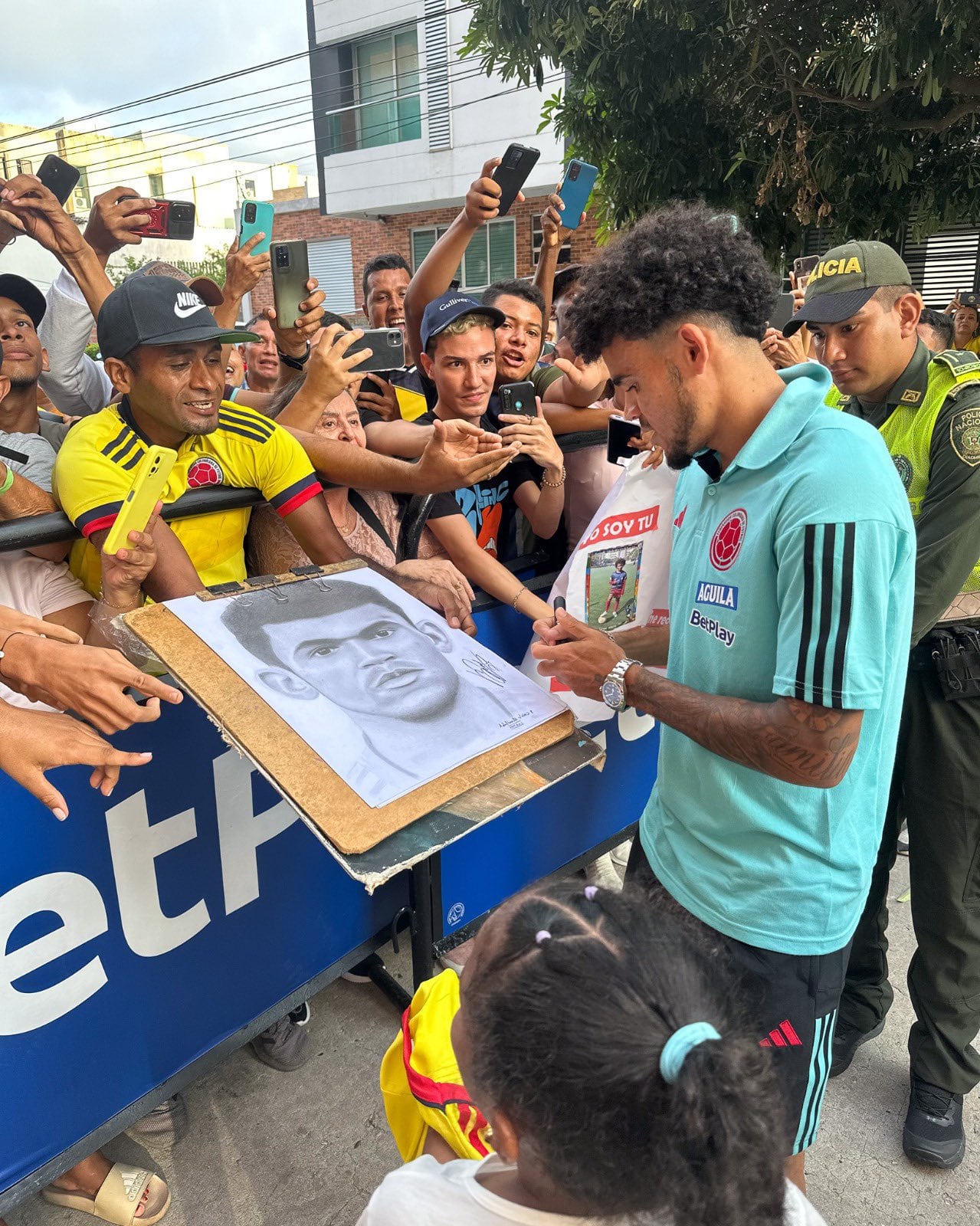 Luis Díaz atendiendo a los fanáticos en Barranquilla.