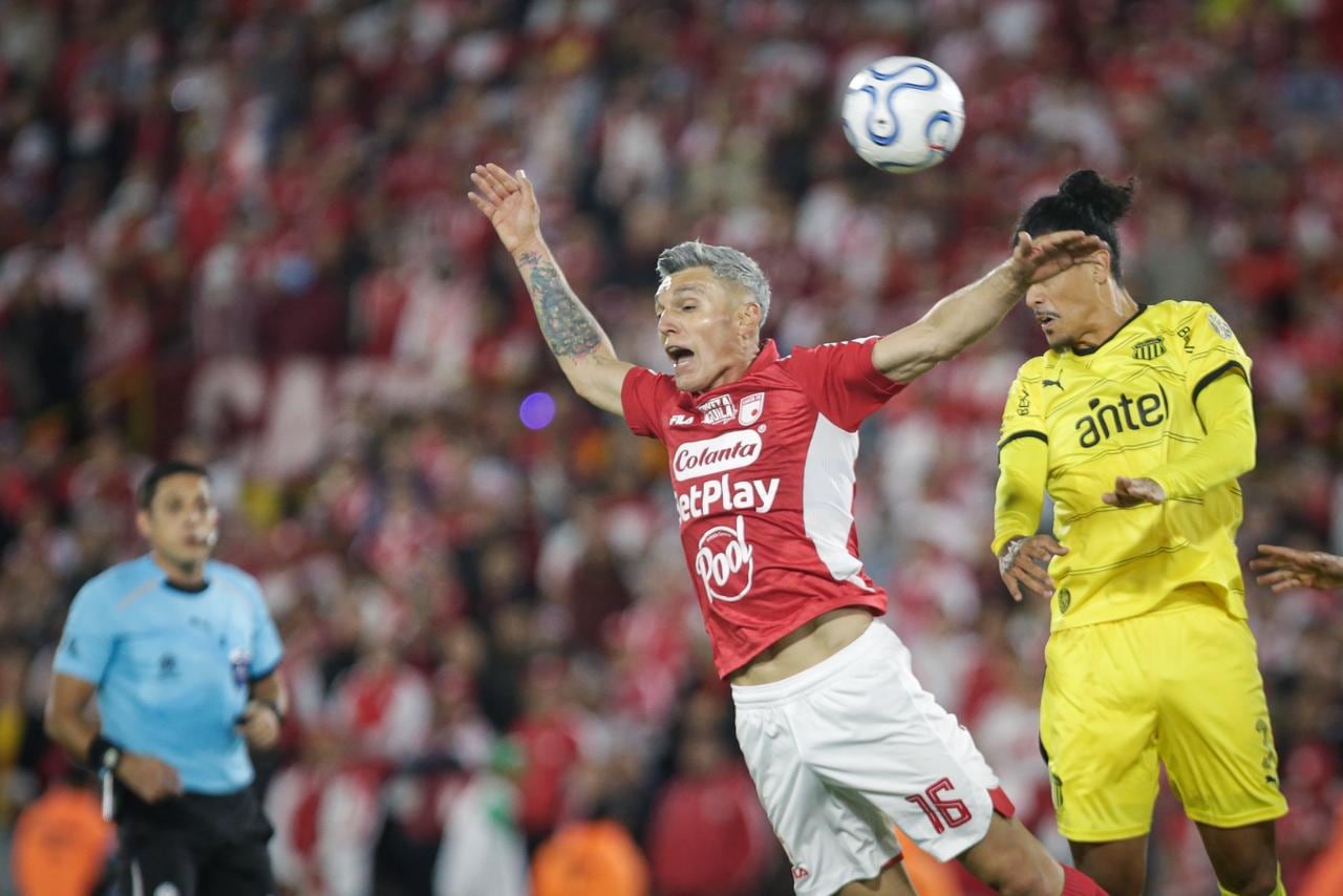 Imagen del primer tiempo entre Santa Fe y Peñarol en El Campín.