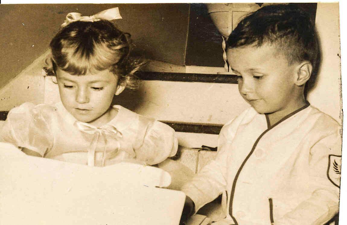 Durante el cumpleaños de su hermana Rosario, que cumplía 4 y le llevaba un año.