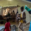 Una mujer lleva a su hijo que muestra síntomas de cólera para recibir tratamiento en una clínica administrada por Médicos Sin Fronteras en Cit Soleil, una comuna densamente poblada de Port-au-Prince, Haití, el 7 de octubre de 2022. - Naciones Unidas advirtió el jueves sobre un posible explosión de casos de cólera en la crisis de Haití.
Haití anunció el domingo sus primeros casos de cólera en tres años, con siete personas muertas por la enfermedad.
Se han confirmado once casos y hay otros 111 casos sospechosos, pero las cifras reales podrían ser mucho más altas, dijo Ulrika Richardson, residente de la ONU y coordinadora humanitaria para Haití. (Foto de Richard Pierrin / AFP)