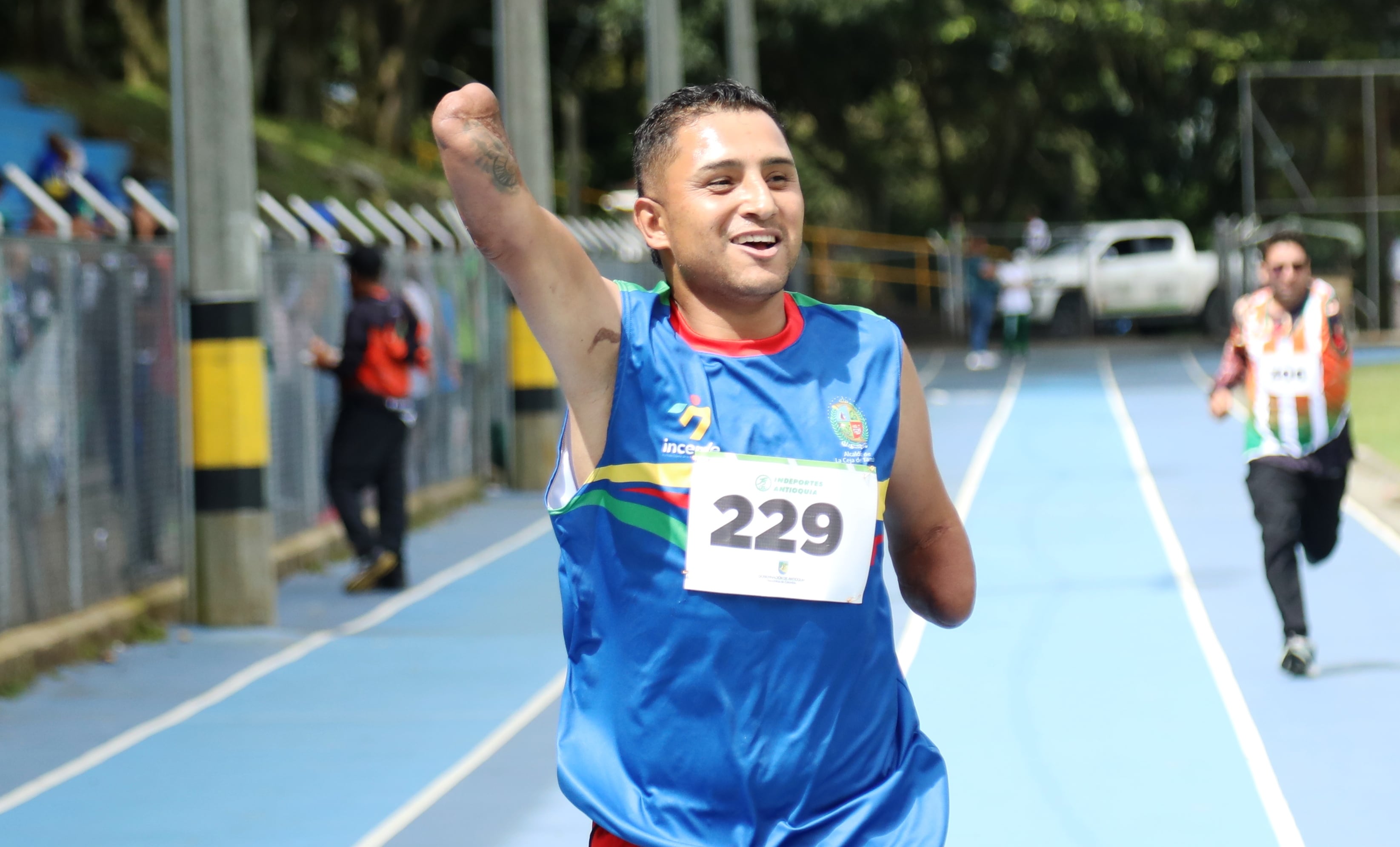 La sonrisa al cruzar la meta resume el verdadero significado del deporte: esfuerzo, superación e inclusión. Este paratleta de La Ceja refleja el impacto de los Juegos Deportivos Institucionales de Indeportes Antioquia, donde cada llegada representa una victoria personal y colectiva.