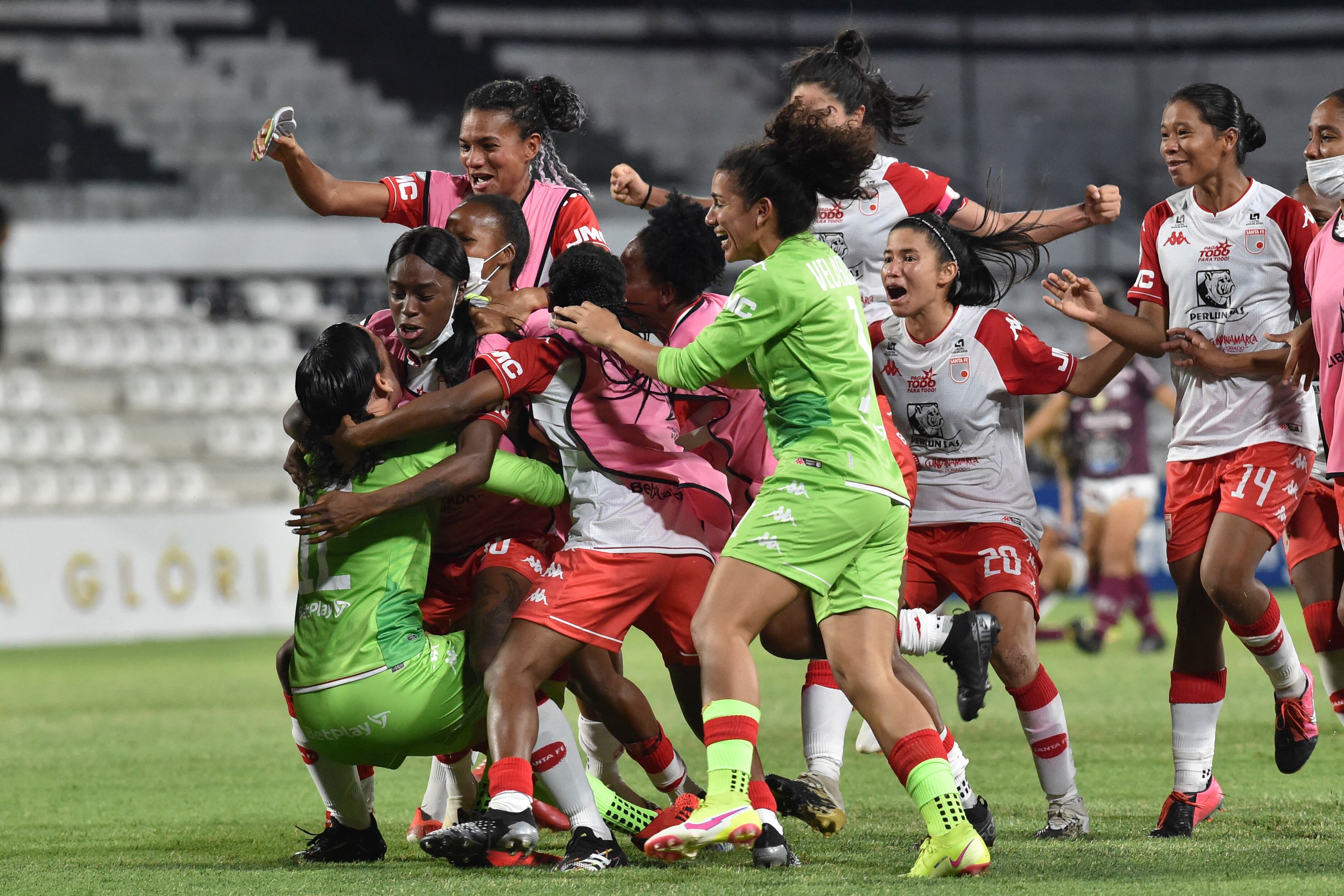 Las jugadoras colombianas de Santa Fe celebran tras vencer a la brasileña Ferroviaria por penales durante el partido de fútbol semifinal de la Copa Libertadores femenina en el estadio José Manuel Ferreira de Asunción, el 15 de noviembre de 2021. (Foto de NORBERTO DUARTE / AFP)