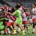 Las jugadoras colombianas de Santa Fe celebran tras vencer a la brasileña Ferroviaria por penales durante el partido de fútbol semifinal de la Copa Libertadores femenina en el estadio José Manuel Ferreira de Asunción, el 15 de noviembre de 2021. (Foto de NORBERTO DUARTE / AFP)