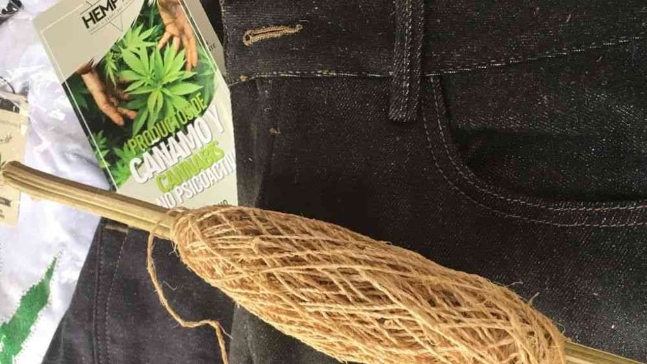 La fibra de cáñamo de cannabis funciona para elaborar pantalones, billeteras, gorros y todo tipo de accesorios.