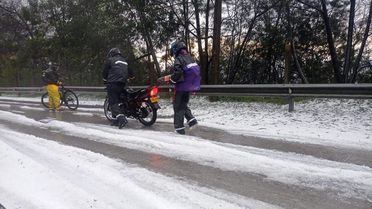 Vía a La Calera se llenó de blanco por cuenta de una granizada