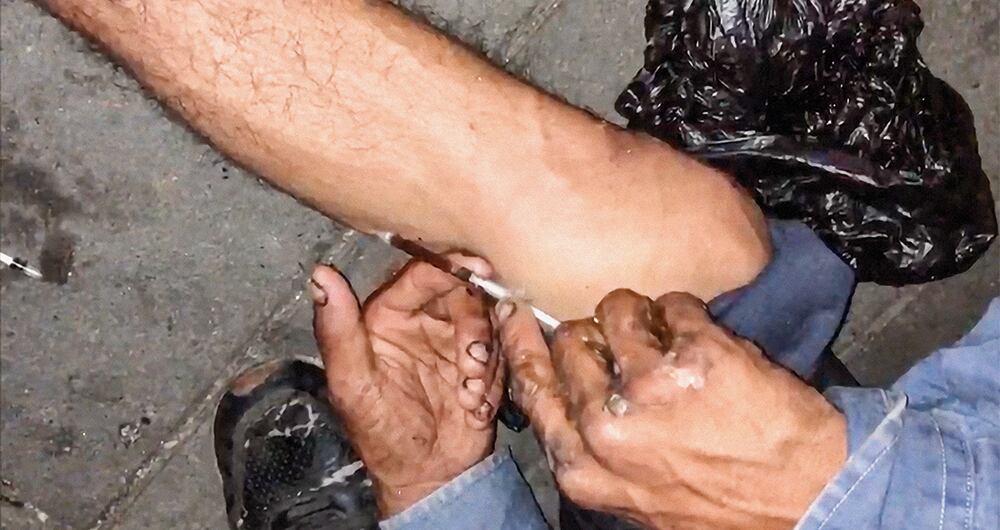    De esta manera, los adictos se inyectan la droga en el cuerpo. Uno de los casos más llamativos de los efectos causados quedó registrado en video.