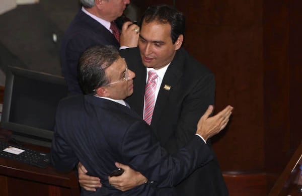 ¿Abrazo incómodo?. El abrazo de Eduardo Merlano a Roy Barreras. 