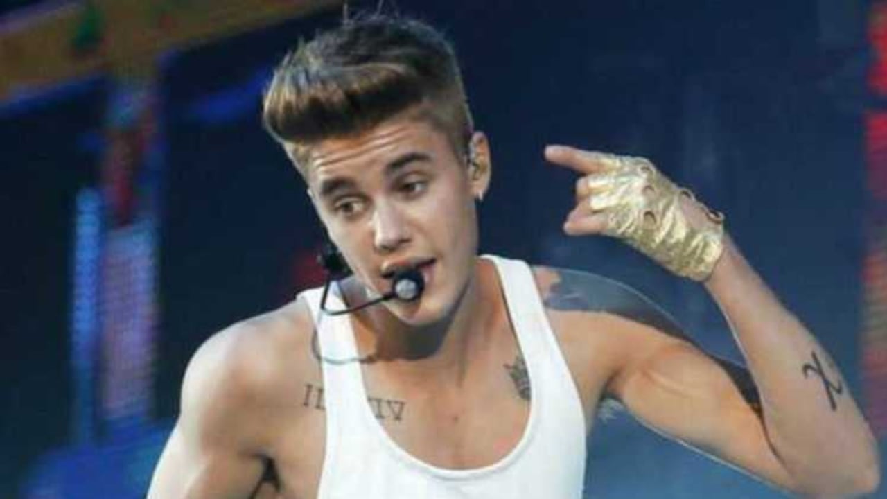 En 2008, el ejecutivo de la industria de la música Scooter Braun descubrió a Bieber cuando lo vio accidentalmente en algunos vídeos en YouTube y tiempo después se convirtió en su representante.