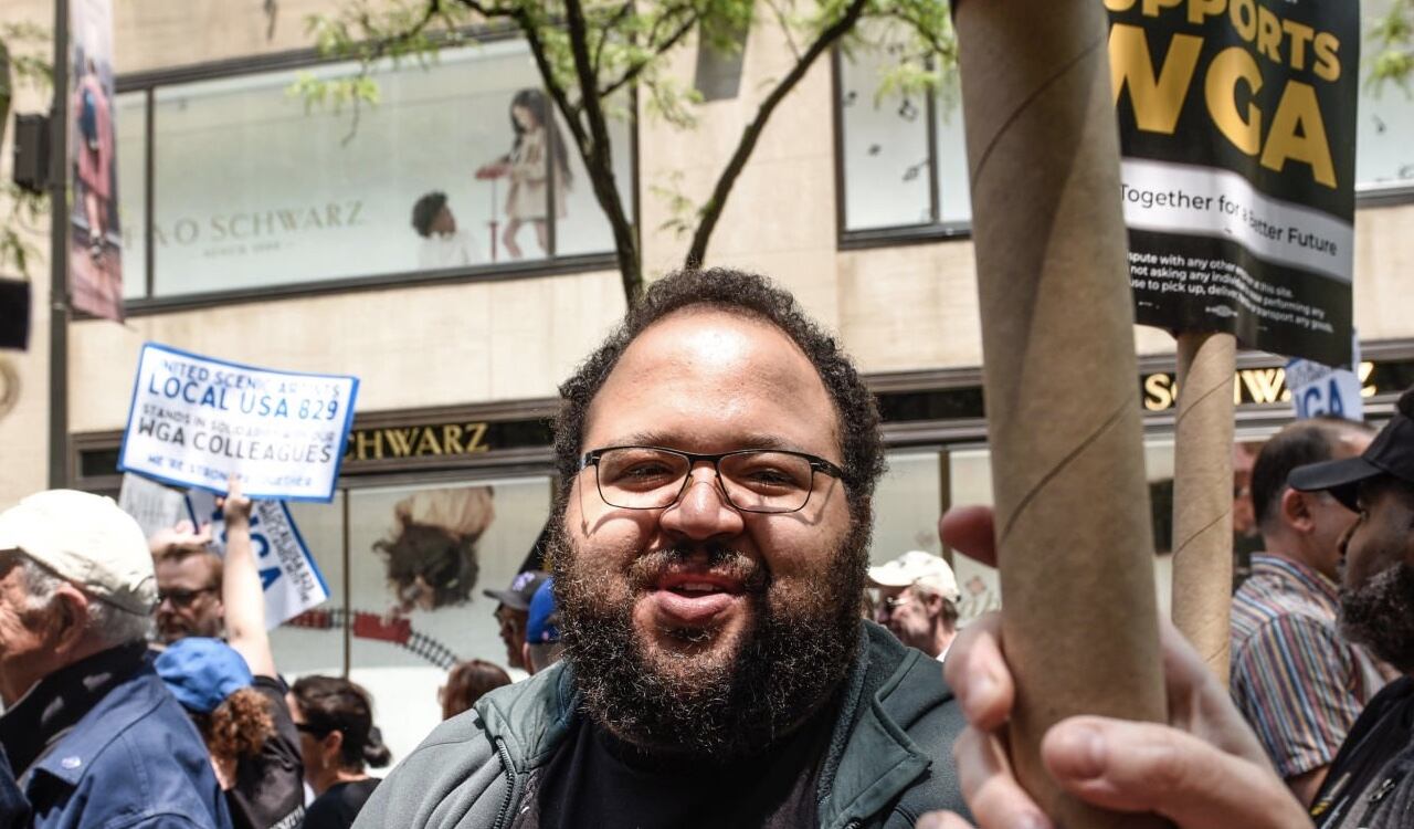 El actor de Hollywood Zach Cherry, presente en la huelga de los guionistas de Hollywood