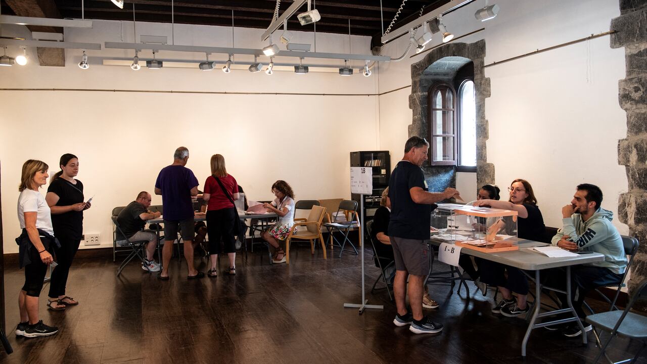 El voto de los españoles en el extranjero este año suscita cierto interés, ya que podría complicar una posible investidura de Sánchez por el nuevo Parlamento y, consecuentemente, aumentar las posibilidades de unas nuevas elecciones.