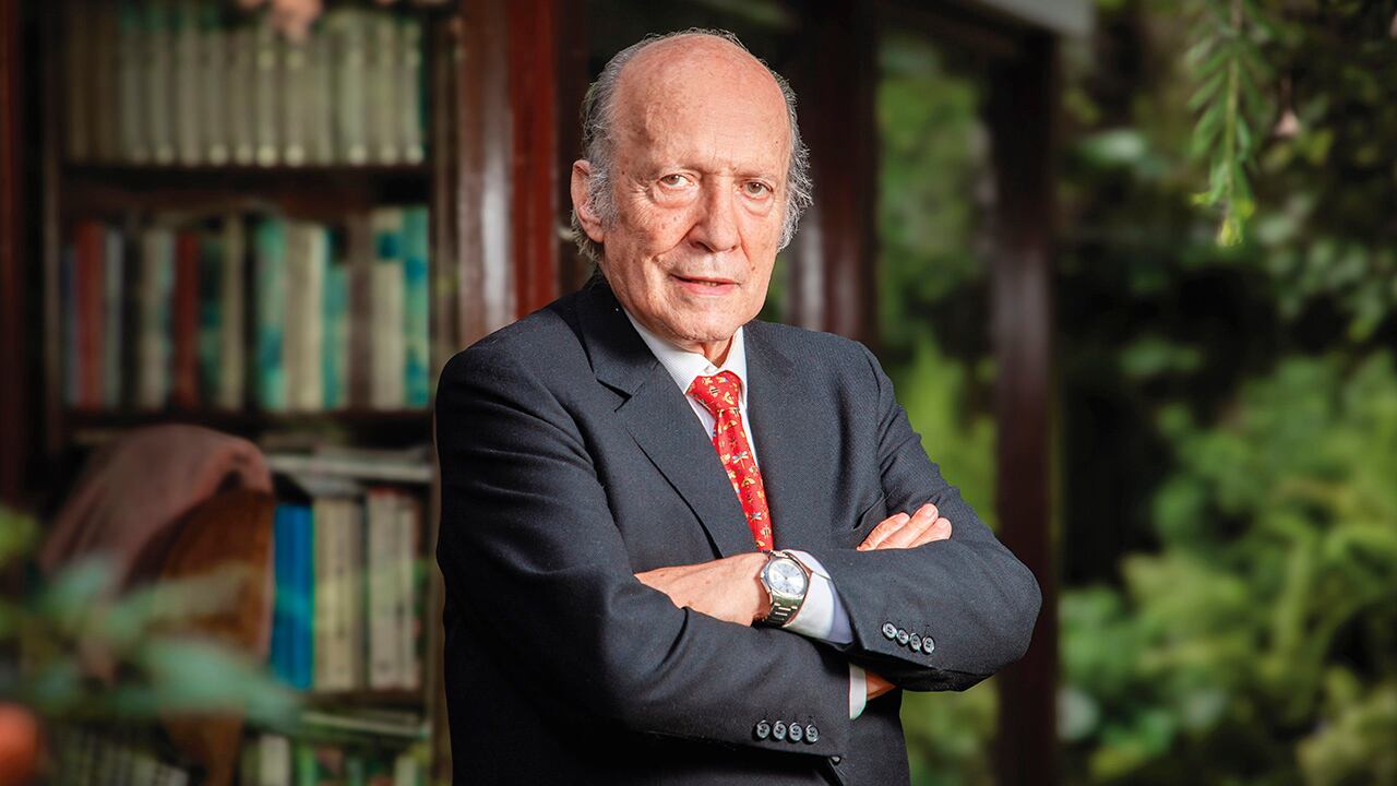 Manuel Rodríguez Becerra es un reconocido académico y profesor de la Universidad de los Andes. Es el suegro de Paloma Valencia y abuelo de Amapola, hija de la candidata.