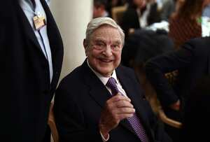 George Soros, multimillonario y fundador de Soros Fund Management LLC, sonríe antes de hablar en un evento del tercer día del Foro Económico Mundial (WEF) en Davos, Suiza, el jueves 24 de enero de 2019. Líderes mundiales, ejecutivos influyentes, banqueros y legisladores asisten a la 49.ª reunión anual del Foro Económico Mundial en Davos del 22 al 25 de enero. Fotógrafo: Simon Dawson/Bloomberg vía Getty Images