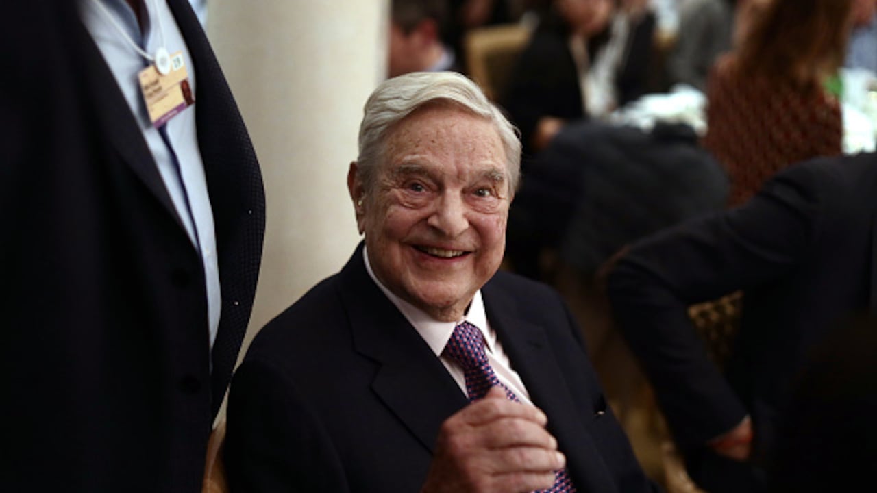 George Soros, multimillonario y fundador de Soros Fund Management LLC, sonríe antes de hablar en un evento del tercer día del Foro Económico Mundial (WEF) en Davos, Suiza, el jueves 24 de enero de 2019. Líderes mundiales, ejecutivos influyentes, banqueros y legisladores asisten a la 49.ª reunión anual del Foro Económico Mundial en Davos del 22 al 25 de enero. Fotógrafo: Simon Dawson/Bloomberg vía Getty Images