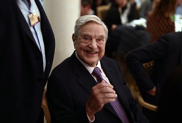 George Soros, multimillonario y fundador de Soros Fund Management LLC, sonríe antes de hablar en un evento del tercer día del Foro Económico Mundial (WEF) en Davos, Suiza, el jueves 24 de enero de 2019. Líderes mundiales, ejecutivos influyentes, banqueros y legisladores asisten a la 49.ª reunión anual del Foro Económico Mundial en Davos del 22 al 25 de enero. Fotógrafo: Simon Dawson/Bloomberg vía Getty Images