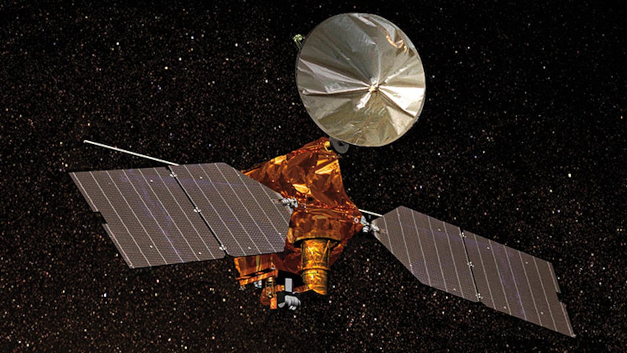 La cámara telescópica de alta definición del Orbitador de Reconocimiento Marciano observó que el agua fluye de manera intermitente en el tiempo presente.