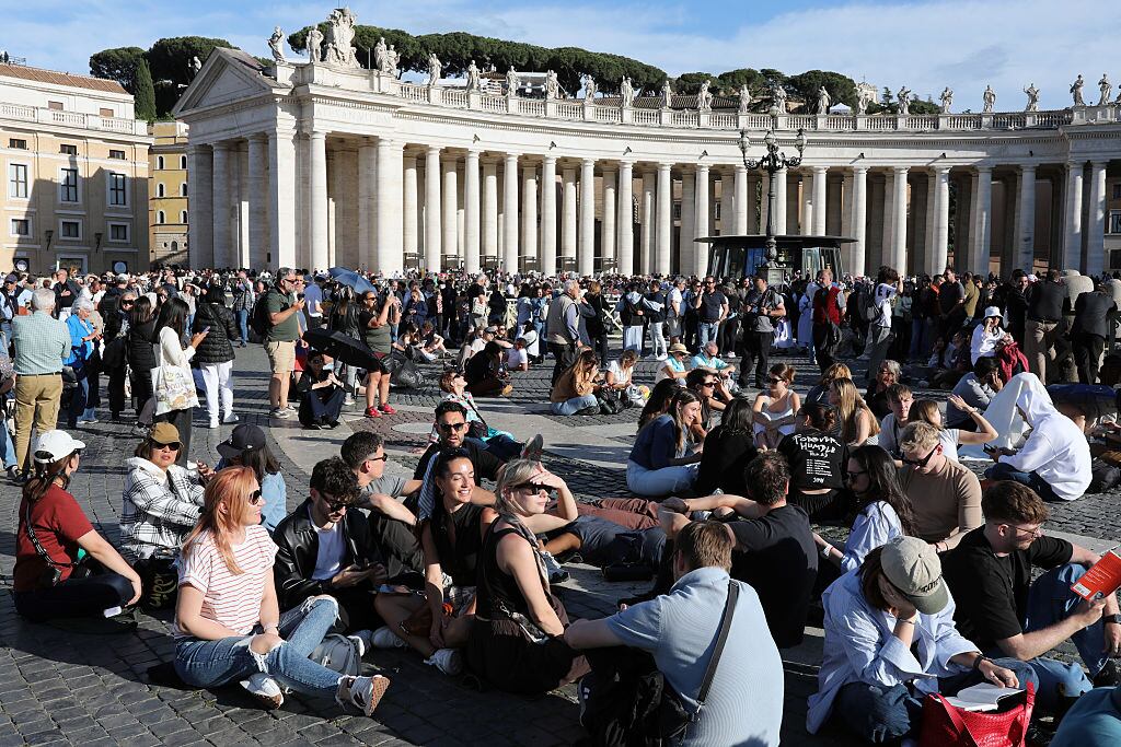 VATICAN CITY, VATICAN - MAY 7: People gather in St.Peter's square during the first day of Conclave on May 7, 2025 in Vatican City, Vatican. Cardinals of the Catholic Church have descended on Vatican City to commence the papal conclave, the secretive voting process held in the Sistine Chapel that requires a two-thirds majority to elect the new leader of the Catholic Church. The election follows the death of Pope Francis on April 21 at the age of 88. (Photo by Marco Di Lauro/Getty Images)