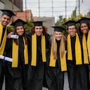 Según Fedesarrollo, conforme aumenta el número de graduados en Colombia, también lo hacen las mejoras en condiciones laborales.