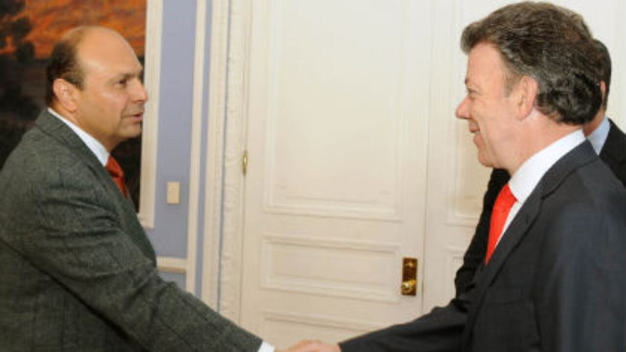 José Darío Salazar, presidente del Partido Conservador (izquierda), y Juan Manuel Santos, presidente de Colombia se saludan.