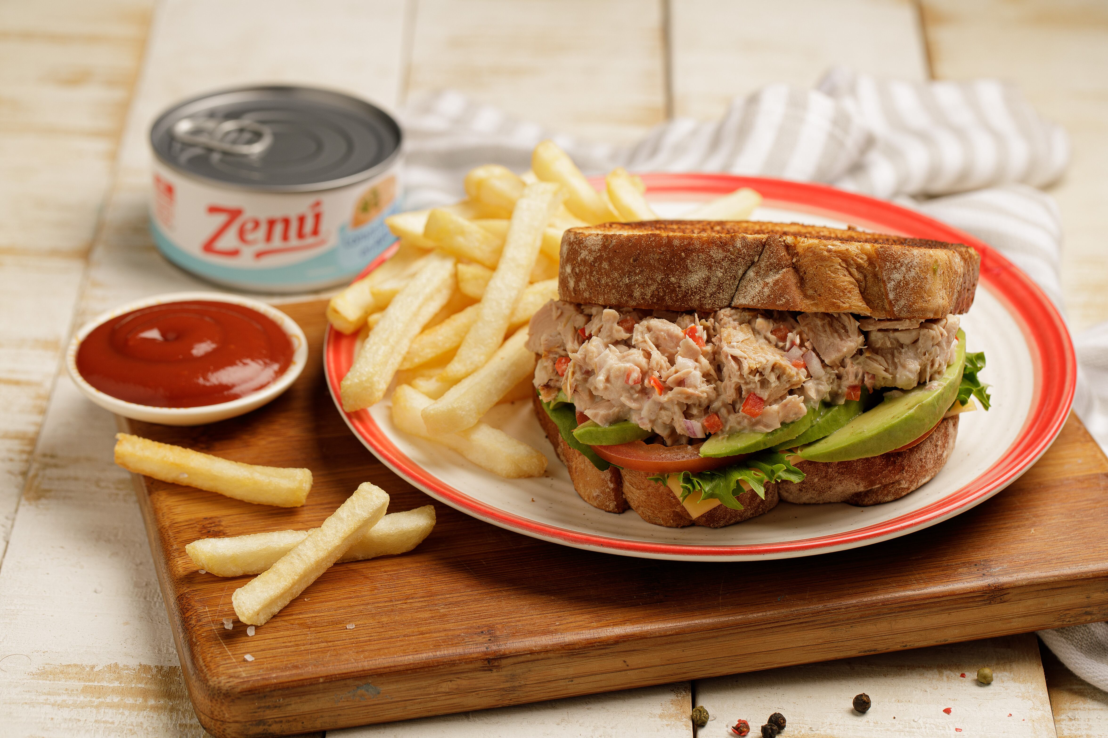 Sándwich con atún Zenú.