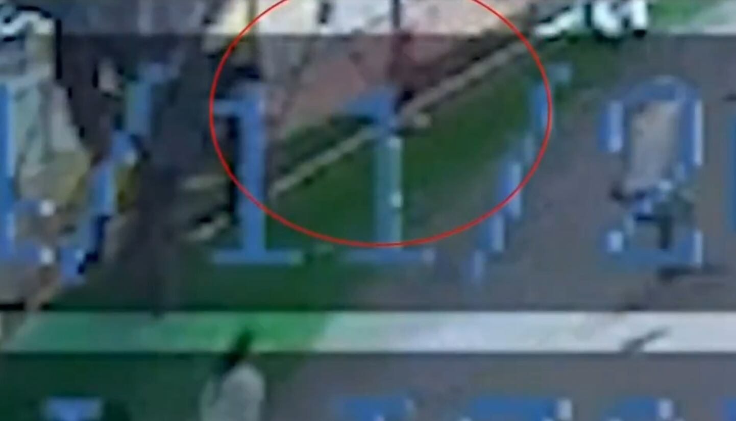 El video fue capturado por las cámaras de seguridad del sector.