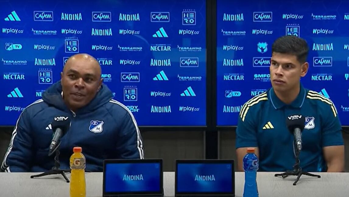 Jorge Arias (der.) en rueda de prensa post partido ante Junior.